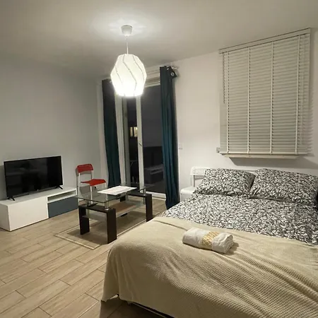 Cybernetyki2 Near Airport Guest house