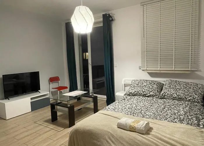 Cybernetyki2 Near Airport Pensjonat